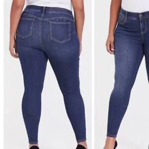 Torrid bombshell skinny 20 slimming stretchy jeans